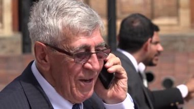 Mutlu Ceo ya da üst düzey yönetici cep telefonundan konuşuyor