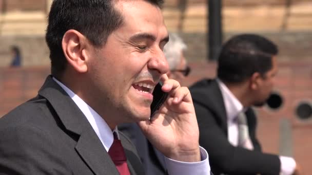 Разгневанный бизнесмен разговаривает по телефону — стоковое видео