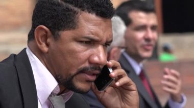 Cep telefonuyla konuşan iş adamı