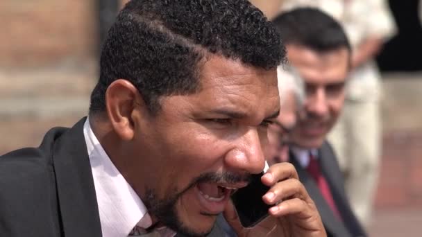 Возбужденный бизнесмен разговаривает по мобильному телефону, получая хорошие новости — стоковое видео
