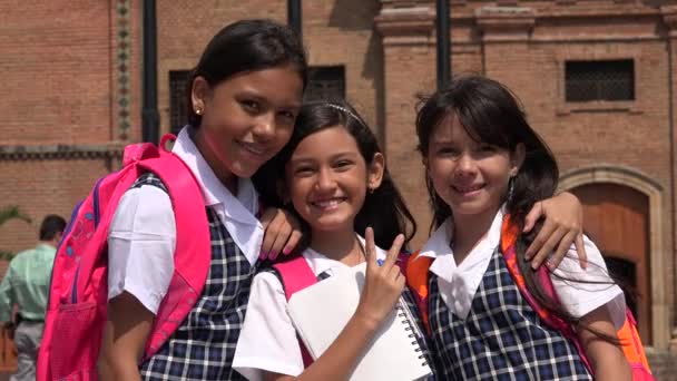 Sorrindo escola meninas mostrando símbolo de paz — Vídeo de Stock