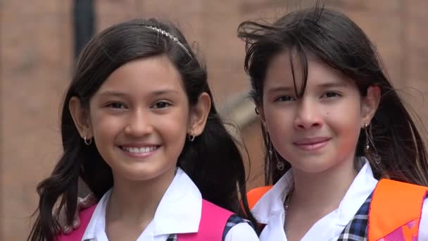 Mutlu Okul Kızları Gülümsüyor — Stok video