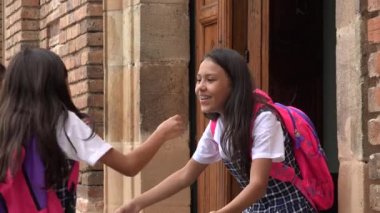 Arkadaşlar Okulda Sarılın