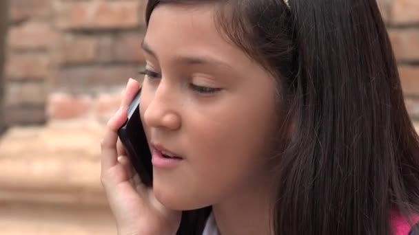 Красивая девушка разговаривает по мобильному телефону — стоковое видео