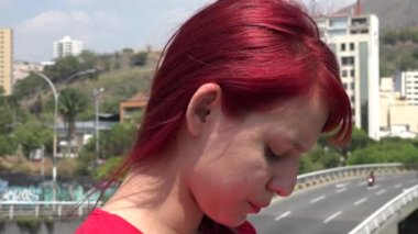 Kentsel alanda üzgün ve depresyonda kız