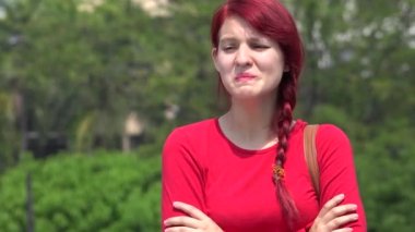 Endişeli üzgün ve perişan genç kız