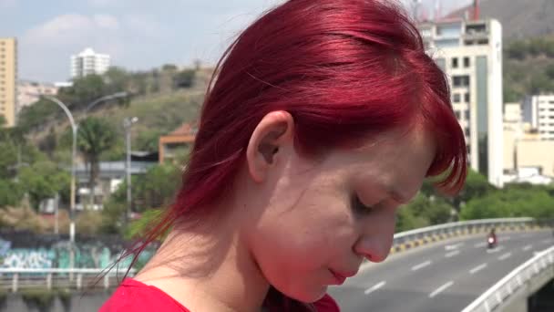 Ragazza triste e depressa nell'area urbana — Video Stock