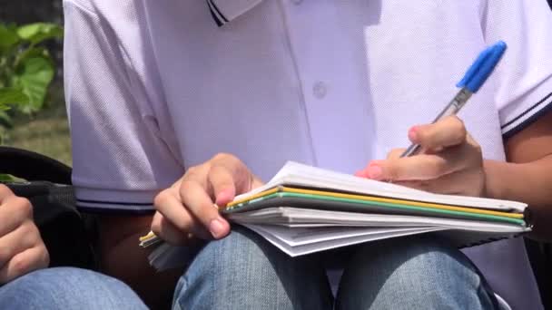 Студент пишет в блокноте — стоковое видео