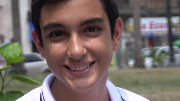Щасливий підліток хлопчик посміхається — стокове відео