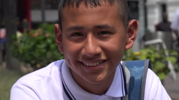 Feliz adolescente niño sonriendo — Vídeo de stock