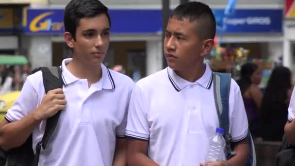 Chicos Adolescentes Estudiantes Caminando — Vídeo de stock