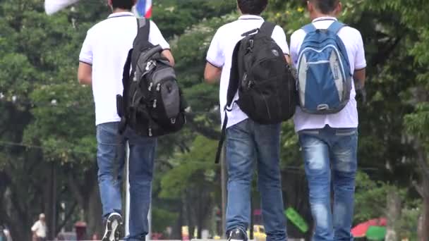 Étudiants portant des sacs à dos Marche — Video