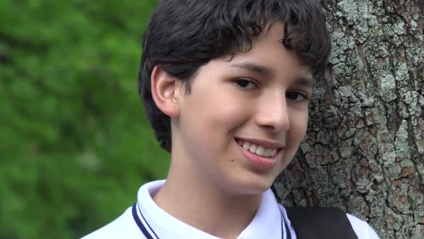 Улыбающийся мальчик подросток студент — стоковое видео