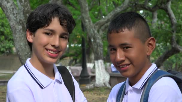 Adolescente escuela chicos en parque — Vídeos de Stock