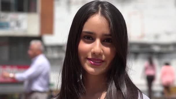 Sorridente giovanissima ragazza in urbano area — Video Stock