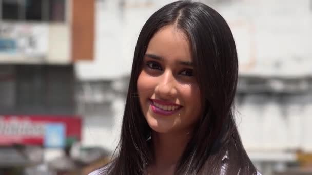 Bella sorridente adolescente ragazza — Video Stock