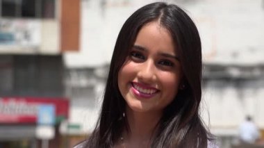 güzel genç kız gülümseyerek