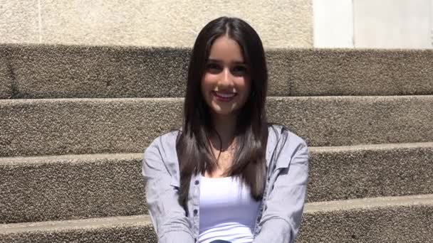 Χαμογελαστό κορίτσι συνεδρίαση σχετικά με τα βήματα — Αρχείο Βίντεο