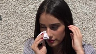 Genç kız sıcak günde terleme