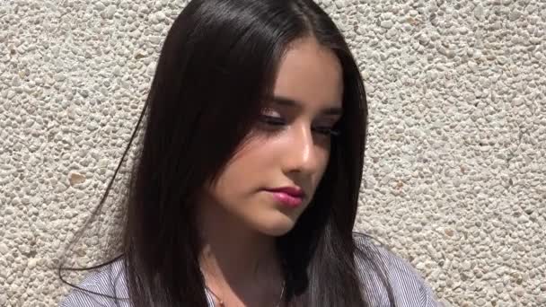 Triste e depressa giovanissima ragazza — Video Stock