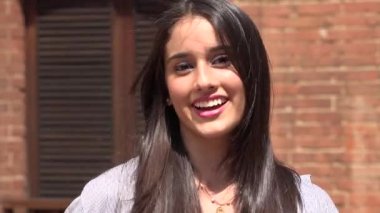 Mutlu insanlar veya gülümseyen güzel genç kız