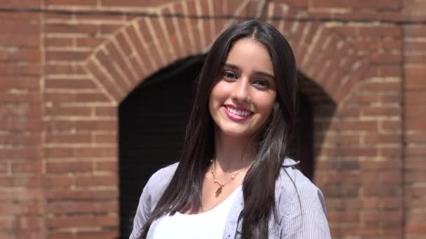 Vacker Teen flicka leende och poserar — Stockvideo
