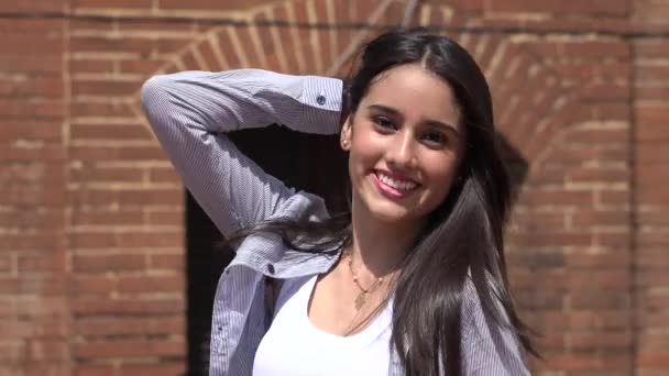 Hermosa adolescente sonriendo y posando — Vídeos de Stock