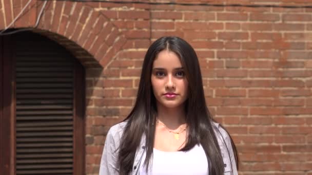 Alvorlig og selvsikker teenager pige – Stock-video