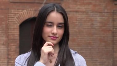 Göz kırpıyor ve flört genç kız