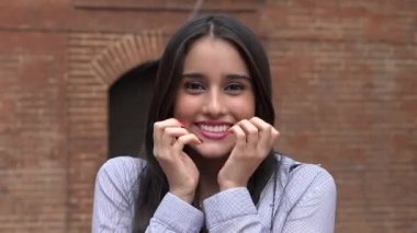 Çok memnun ve heyecanlı genç kız