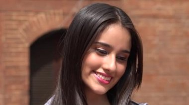 Genç ve güzel genç gülümseyen