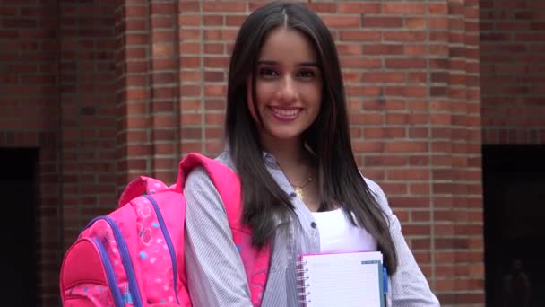 Счастливая студентка-подросток — стоковое видео