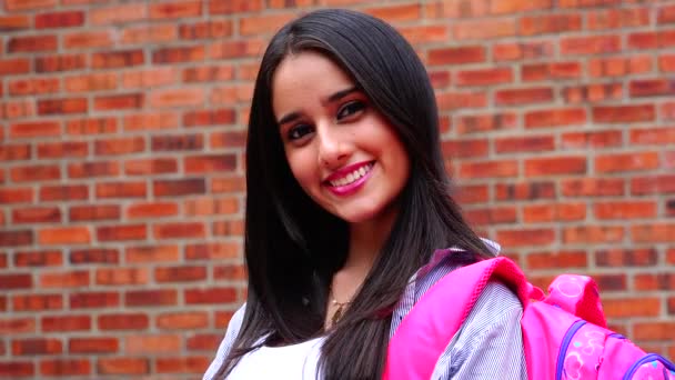 Bastante sonriente adolescente mujer estudiante — Vídeos de Stock