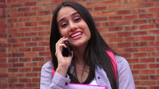 Счастливая студентка разговаривает по мобильному телефону — стоковое видео