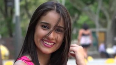 Oturma ve gülümseyen kız