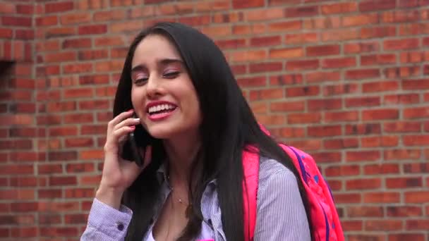 Emocionado adolescente estudiante hablando por teléfono — Vídeos de Stock