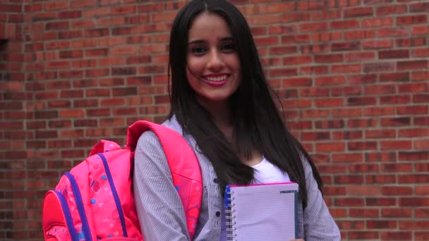 Ganska kvinnliga tonåriga High School Student — Stockvideo