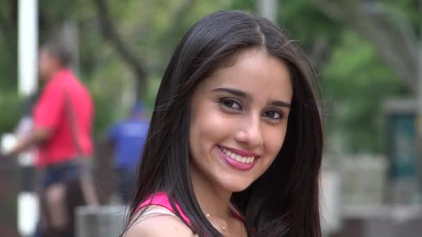 Ispanico adolescente ragazza sorridente — Video Stock