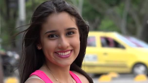 Feliz sonrisa adolescente chica — Vídeo de stock