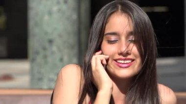 Telefonda konuşurken rahatsız ve üzgün kız