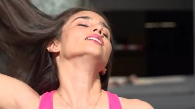 Genç kız saç sabitleme