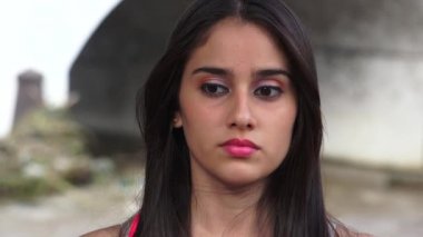 Yalnız endişeli vurguladı ve şok genç