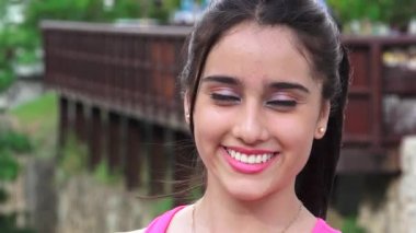 güzel genç kız gülümseyerek