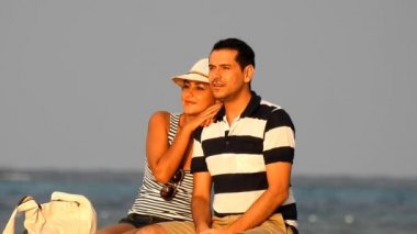 Okyanus ve işaret eden adam tarafından oturan turist