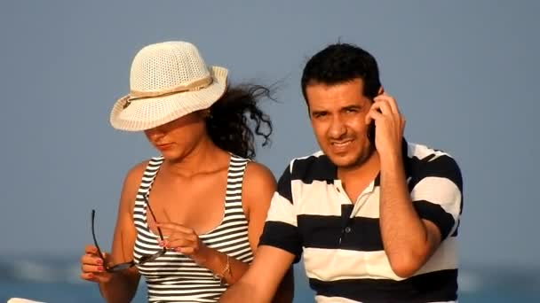 Casal de turistas em férias de verão — Vídeo de Stock