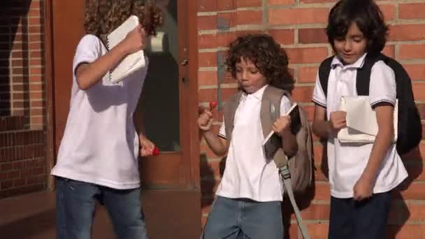 Děti tančí ve škole — Stock video