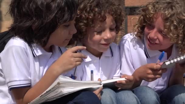 Schoolkinderen lachen en plezier — Stockvideo