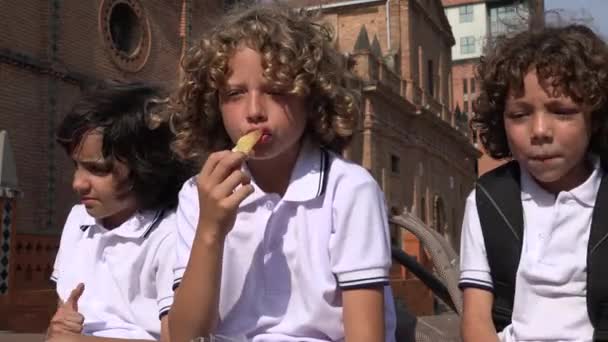 Niño comiendo papas fritas — Vídeos de Stock