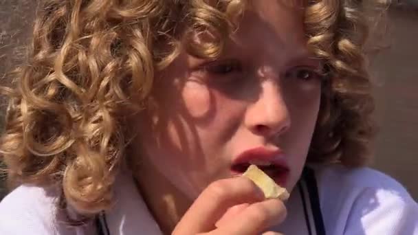 Niño comiendo patatas fritas — Vídeos de Stock