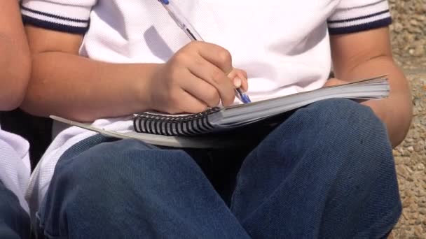 Niño estudiante con cuaderno — Vídeo de stock